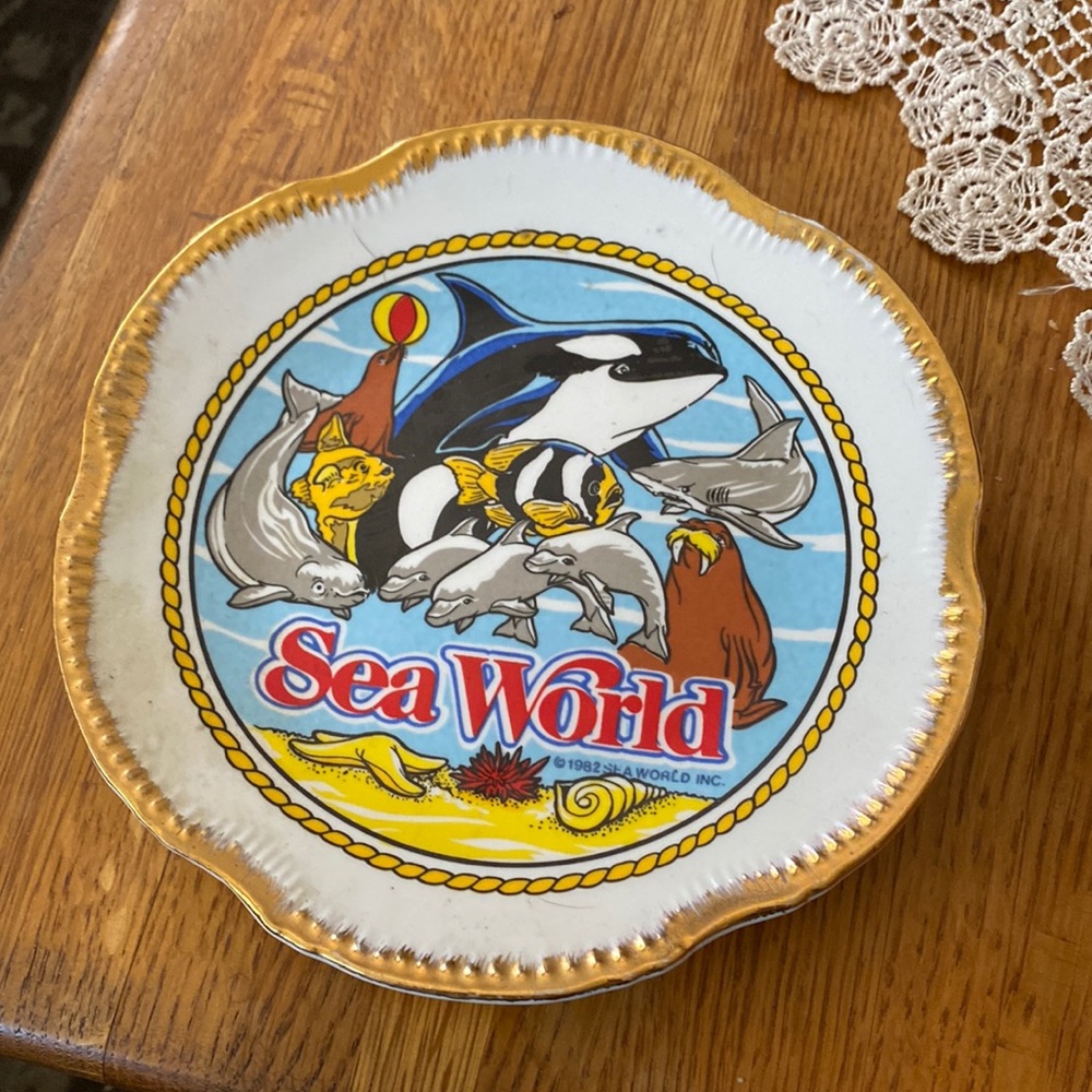 Sea World Souvenir Ceramic Plate size 6.5 inches round.